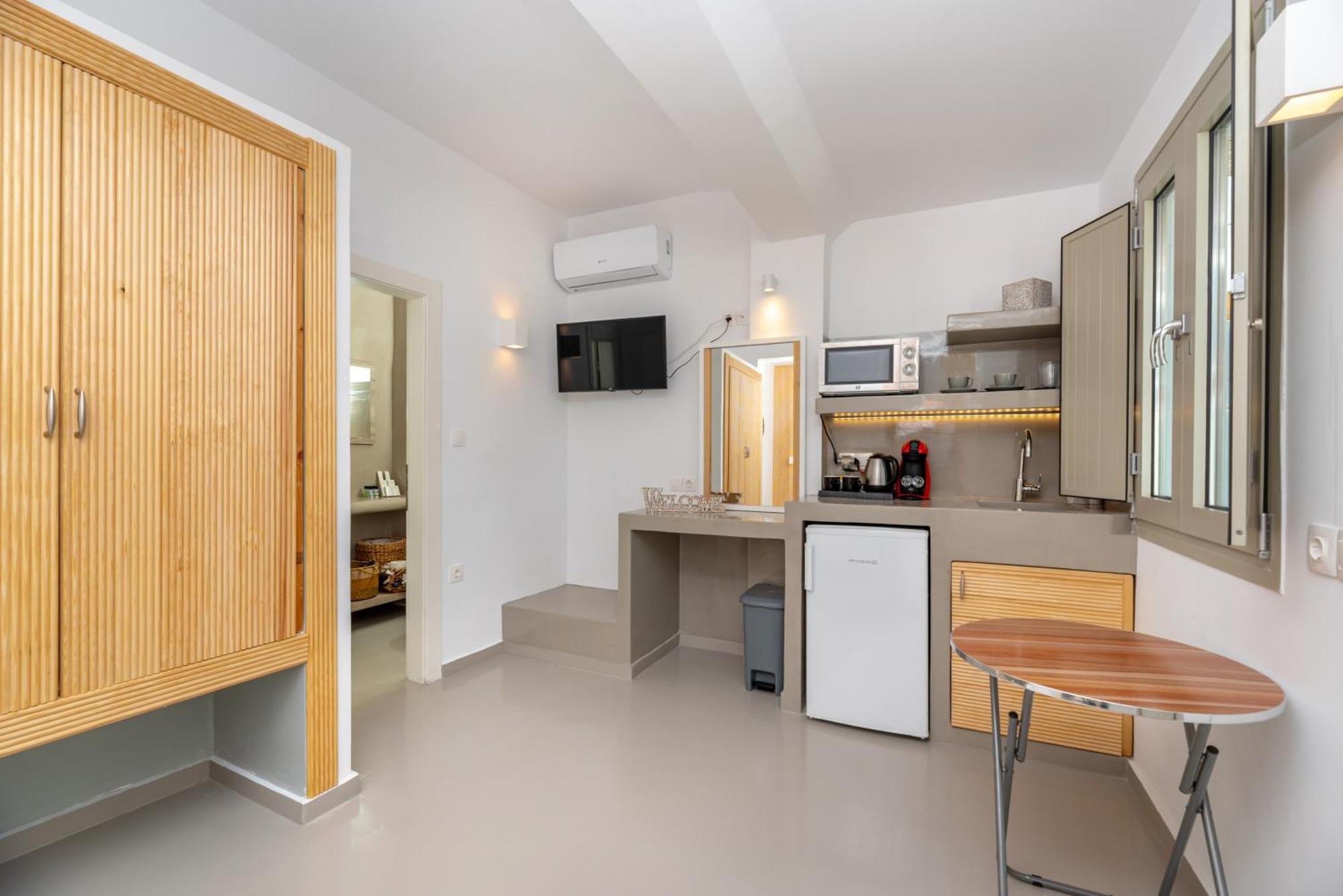 Aerenia Luxury Suites Karterados  Exterior photo
